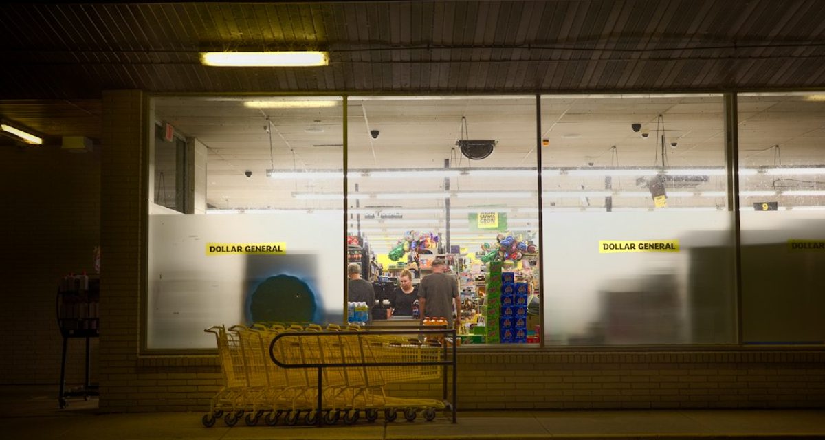 В Апатитах мужчина разбил окно супермаркета и украл алкоголя на 10 тысяч рублей