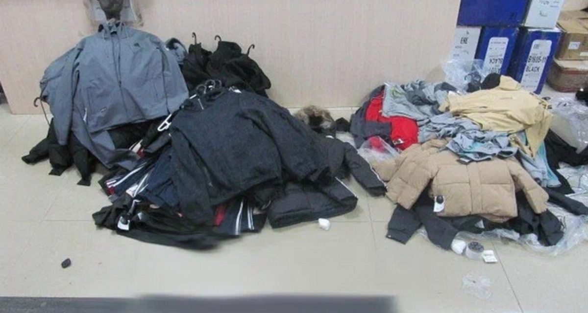 В Североморске продавали поддельные кроссовки и одежду на сумму свыше 2,278 млн рублей